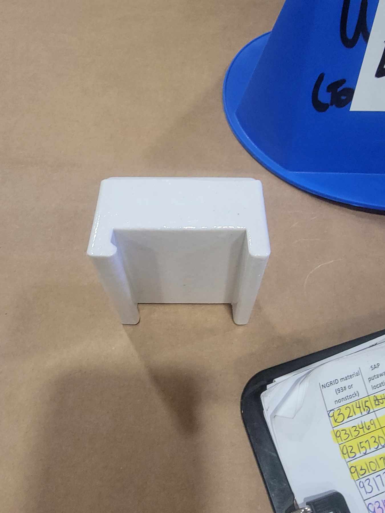 INSULATOR, RACK 2-3/4IN WDx3IN L PORC