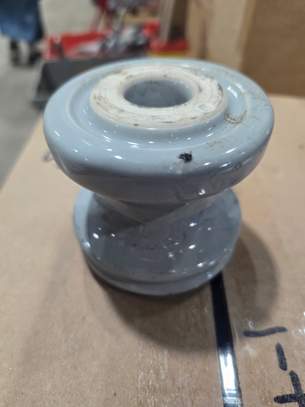 INSULATOR, SEC RACK 600V PORC GRA CL53 2